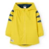 Impermeable con capucha de niño.