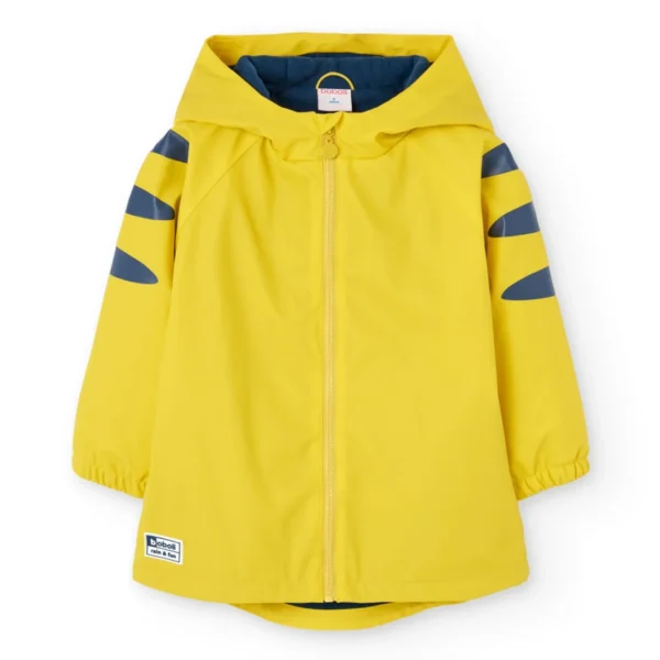 Impermeable con capucha de niño.