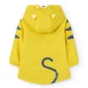 Impermeable con capucha de niño.