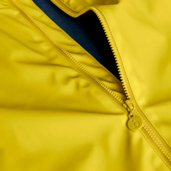 Impermeable con capucha de niño.