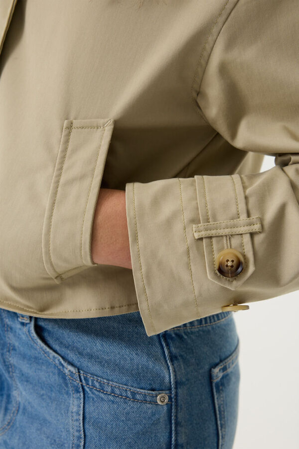 gj2620203-9736-flatshots-detail-1000-6d0d7444 Chaqueta de sarga