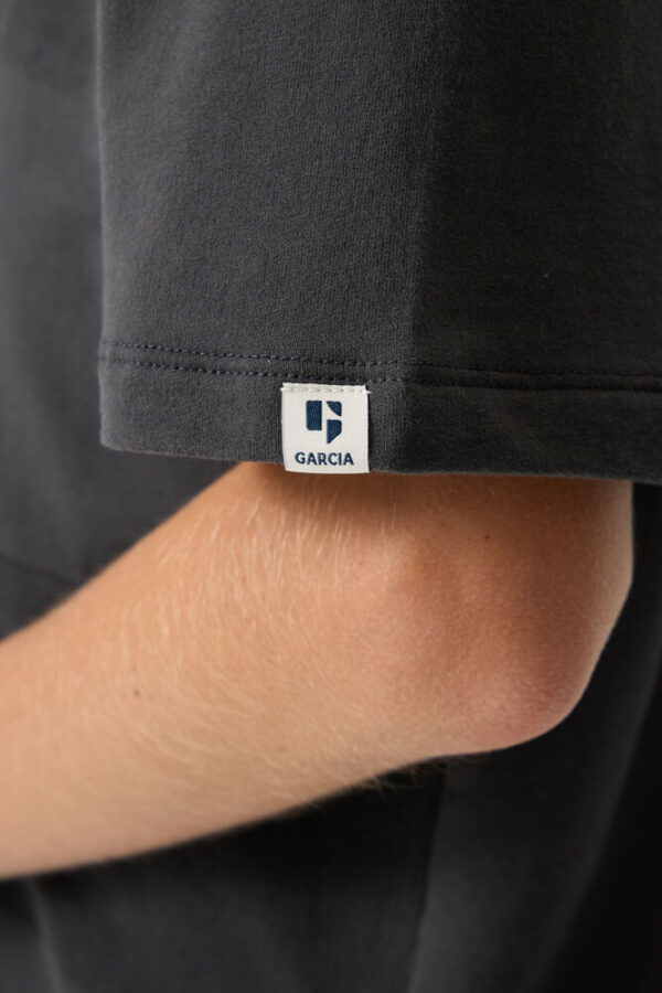 Camiseta gris oscuro