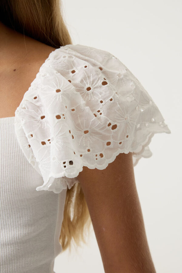 Camiseta con broderie