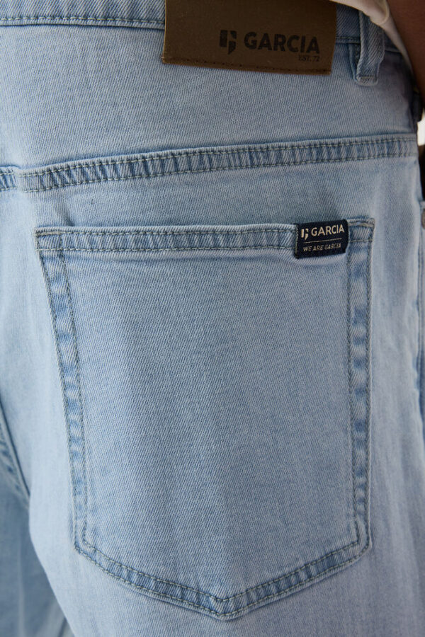 Vaqueros rectos lavado claro