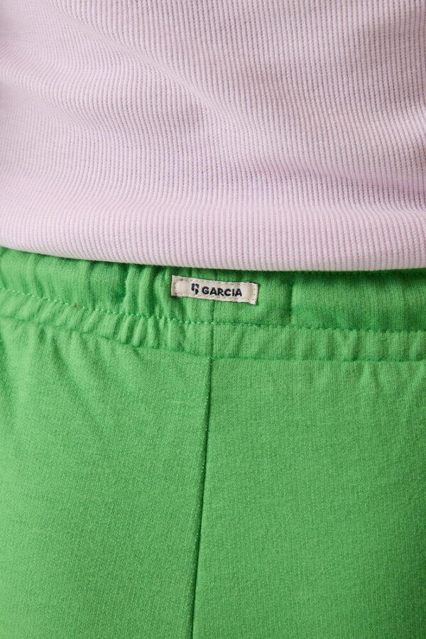 Pantalones cortos verdes de chándal.